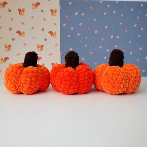 Dovleac handmade croșetat din fir pufos � jucărie moale și decorațiune de toamnă pentru Halloween - jucării și echipamente pentru copii - plușuri - legume, fructe de pluș - Artynos.ro