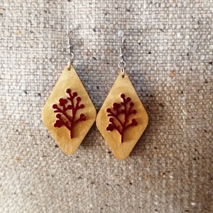 Cercei lemn romb cu crenguță  - bijuterii - cercei - cercei din lemn - Artynos.ro