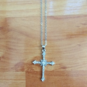Colier cruce cu cristale  - bijuterii - coliere - coliere cu pandative - Artynos.ro