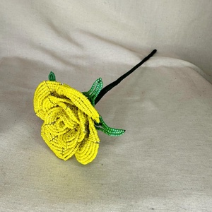 Trandafir galben perlat realizat manual din mărgele  - Artynos.ro