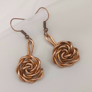 Cercei trandafiri din cupru - bijuterii - cercei - Artynos.ro