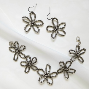 Set floral bratara și cercei din mărgele  - bijuterii - seturi de bijuterii - Artynos.ro