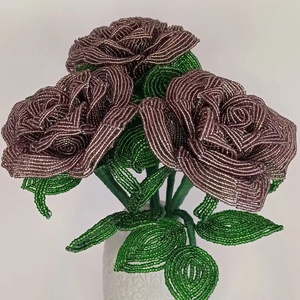 Trandafir realizat manual din margele  - Artynos.ro