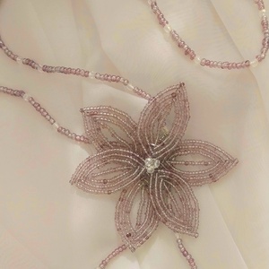 Colier lung cu floare din mărgele  - bijuterii - coliere - coliere din mărgele - Artynos.ro