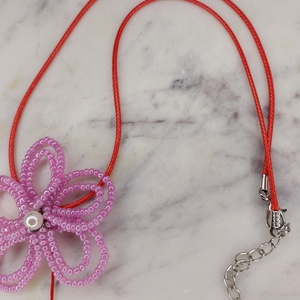 Mărțișor colier floral din mărgele de nisip - bijuterii - mărțișor - Artynos.ro