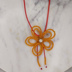 Mărțișor colier floral din mărgele de nisip - bijuterii - mărțișor - Artynos.ro