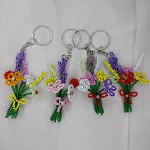 Breloc handmade � Buchet cu flori din margele, Martisor handmade personalizat - Artynos.ro