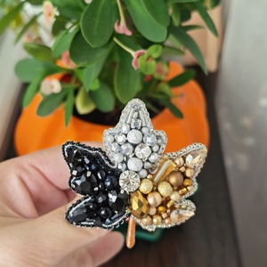 Brosa frunza, Bijuterii, Brose, Cusatura, Brosa handmade realizata din diverse margelute si cristale de sticla , ARTYNOS