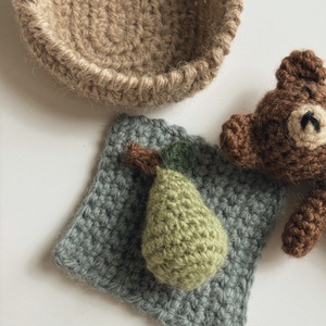 A Bear, a Pear and a Tiny Tale  - jucării și echipamente pentru copii - jocuri de gândire - curcubeu montessori, jocuri waldorf - Artynos.ro