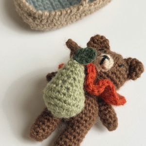 A Bear, a Pear and a Tiny Tale  - jucării și echipamente pentru copii - jocuri de gândire - curcubeu montessori, jocuri waldorf - Artynos.ro