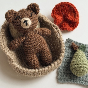 A Bear, a Pear and a Tiny Tale  - jucării și echipamente pentru copii - jocuri de gândire - curcubeu montessori, jocuri waldorf - Artynos.ro