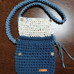 Geantă Crossbody Croșetată Manual � Albastru Denim și Alb Pătat - genți și portofele - genți de mână și umăr - geantă crossbody - Artynos.ro
