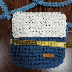 Geantă Crossbody Croșetată Manual � Albastru Denim și Alb Pătat - genți și portofele - genți de mână și umăr - geantă crossbody - Artynos.ro