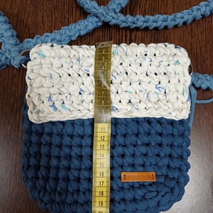 Geantă Crossbody Croșetată Manual � Albastru Denim și Alb Pătat - genți și portofele - genți de mână și umăr - geantă crossbody - Artynos.ro