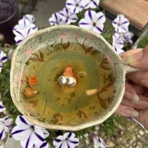 Ceașcă din ceramică cu melc realizată manual - cană unică pictată cu o atmosferă de basm -  - Artynos.ro