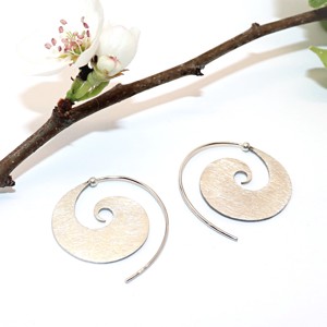 Pereche de cercei din argint zgariat, linia melcului, pentru femei (EF.110), , , - Greutate: 5,04 g
- Dimensiuni: inaltime totala 31 mm
- Material: argint (925)
- Produs realizat m..., ARTYNOS