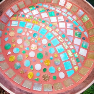 REKREDENC - Mâncător de păsări din bronz realizat manual cu mozaic din sticlă iridescentă - pentru grădină și terasă - casă & stil de viață - accesorii pentru casă și grădină - hrănitoare păsări - Artynos.ro