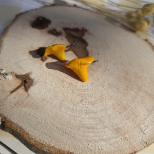 Cercei stud mini gălbiori - bijuterii - cercei - cercei din mărgele - Artynos.ro