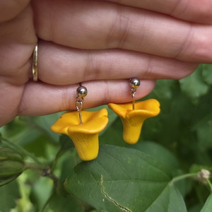 Cercei gălbiori cu bumbic - bijuterii - cercei - cercei cu figurine - Artynos.ro