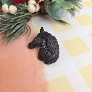 Brosa cal Black Beauty, Craciun, Cadouri de Mos Craciun, Cadouri de Mos Craciun, Confectionarea bijuteriilor, ARTYNOS