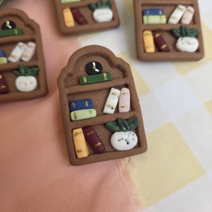 Broșă bibliotecă - crăciun - cadouri de moș crăciun - cadouri de moș crăciun - Artynos.ro