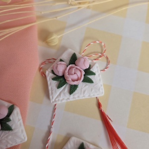 Brosa Martisor plic cu bujori - Artynos.ro