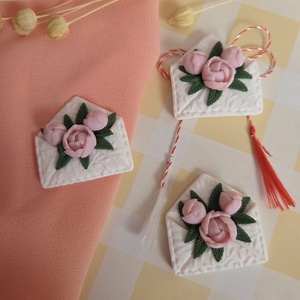 Broșă Mărțișor plic cu bujori - bijuterii - mărțișor - Artynos.ro