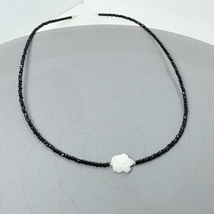 Colier turmalina neagra si pandantiv trandafir din sidef.  - bijuterii - coliere - coliere din pietre semiprețioase - Artynos.ro