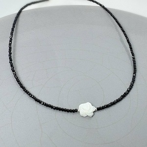 Colier turmalina neagra si pandantiv trandafir din sidef.  - bijuterii - coliere - coliere din pietre semiprețioase - Artynos.ro