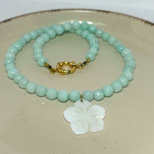 Colier jad fatetat accesorizat cu floare din sidef. - Artynos.ro