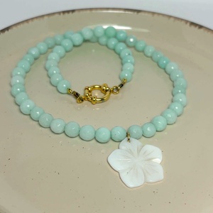 Colier jad fatetat accesorizat cu floare din sidef. - bijuterii - coliere - coliere din pietre semiprețioase - Artynos.ro