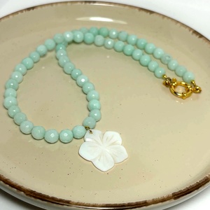 Colier jad fatetat accesorizat cu floare din sidef. - bijuterii - coliere - coliere din pietre semiprețioase - Artynos.ro