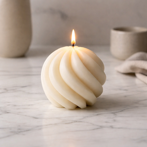 Lumanare decorativa neparfumata Poveste in Spirale (203g) - Artynos.ro