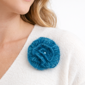 Martisor brosa Trandafir albastru Silk crosetat manual din fir de mohair cu matase - Artynos.ro