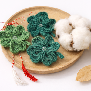 Mărțișor broșă Trifoi cu 4 foi croșetat manual din fir cu lână - bijuterii - mărțișor - Artynos.ro