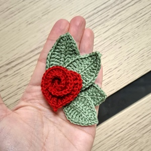 Brosa-Martisor crosetata manual Roseheart - Artynos.ro