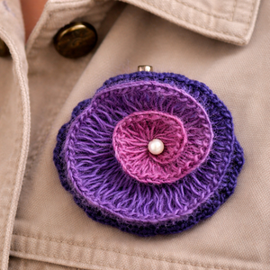 Broșă-Mărțișor croșetată manual Rose - bijuterii - broșe - Artynos.ro