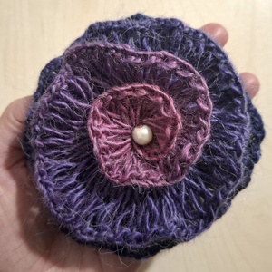 Broșă-Mărțișor croșetată manual Rose - bijuterii - broșe - Artynos.ro