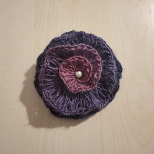 Broșă-Mărțișor croșetată manual Rose - bijuterii - broșe - Artynos.ro