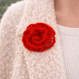 Broșă-Mărțișor croșetată manual Trandafir - bijuterii - broșe - Artynos.ro