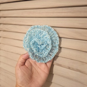 Broșă-Mărțișor croșetată manual Trandafir - bijuterii - broșe - Artynos.ro