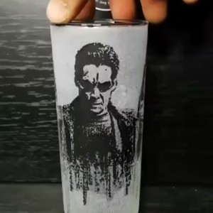 Pahar de sticla cu modelul Neo din filmul Matrix  - Artynos.ro