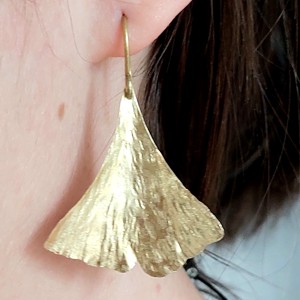 Ginkgo biloba în pene de alamă - bijuterii - seturi de bijuterii - Artynos.ro  Ginkgo biloba în pene de alamă - bijuterii - seturi de bijuterii - Artynos.ro