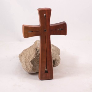 Cruce din lemn modelată, cruce de perete -  - Artynos.ro