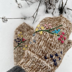 Manusi unice, brodate manual, din lana si mohair � Gradina de flori de iarna, Imbracaminte si moda, Esarfe, palarii, fularuri, Manusa, , ARTYNOS