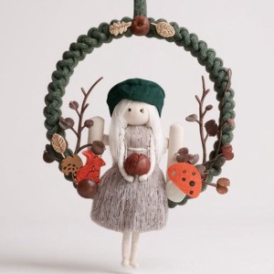 Decoratiune de perete din macramé pentru toamna � papusa din macramé cu palarie verde, gard din lemn si decoratiune portocalie, Casa & Stil de viata, Decoratiuni de casa, Decoratiuni de pereti, Decor de pereti, macrame, , ARTYNOS