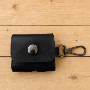 Husa handmade din piele naturala pentru AirPods 4 � neagra, cu carabina - Artynos.ro