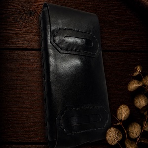 Husă handmade din piele naturală pentru iPhone 16 � neagră, cu prindere la curea - genți și portofele - portofele, huse, suporturi - husă telefon - Artynos.ro