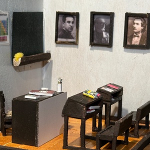 Handmade - dioramă minimalistă sală de clasă scara 1:40 - accesorii de crăciun - cadou tematic de moș crăciun, decorațiuni - cadouri de moș crăciun - Artynos.ro