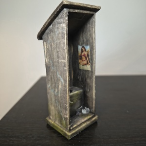 Machetă rustică în miniatură - WC de Curte - casă & stil de viață - decorațiuni de casă - decorațiuni de masă și rafturi - decorațiuni de masă - Artynos.ro